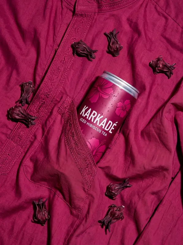 Karkadé iced hibiscus can — color-matched ad