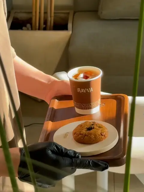 صينية فيها كوب سافا وكوكيز مديني